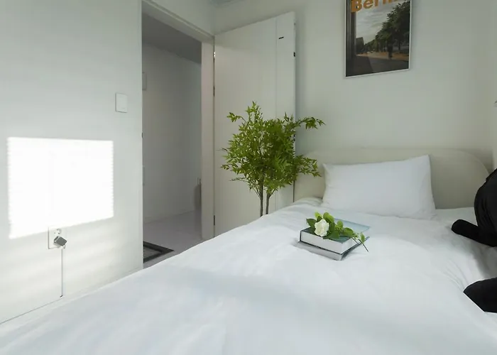 B&B 엘리베이터 무료주차 6,7호선 지하철7분 경춘선숲길 공리단길 성수 강남 명동 종로 서울역 6100번공항버스 서울특별시