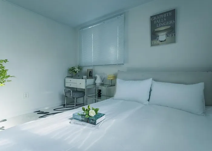 B&B 엘리베이터 무료주차 6,7호선 지하철7분 경춘선숲길 공리단길 성수 강남 명동 종로 서울역 6100번공항버스 *
