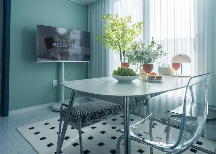 B&B 엘리베이터 무료주차 6,7호선 지하철7분 경춘선숲길 공리단길 성수 강남 명동 종로 서울역 6100번공항버스