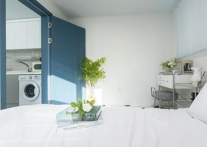 B&B 엘리베이터 무료주차 6,7호선 지하철7분 경춘선숲길 공리단길 성수 강남 명동 종로 서울역 6100번공항버스 *