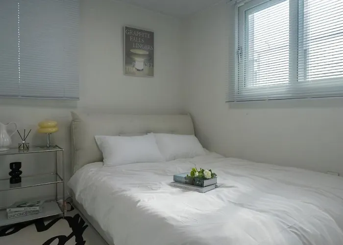 B&B 엘리베이터 무료주차 6,7호선 지하철7분 경춘선숲길 공리단길 성수 강남 명동 종로 서울역 6100번공항버스 *