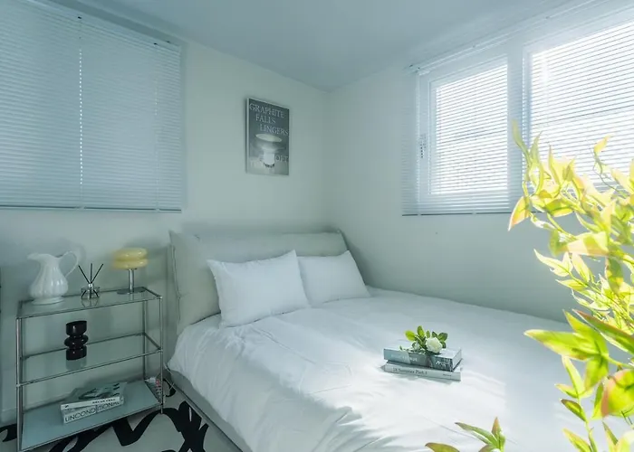 B&B 엘리베이터 무료주차 6,7호선 지하철7분 경춘선숲길 공리단길 성수 강남 명동 종로 서울역 6100번공항버스