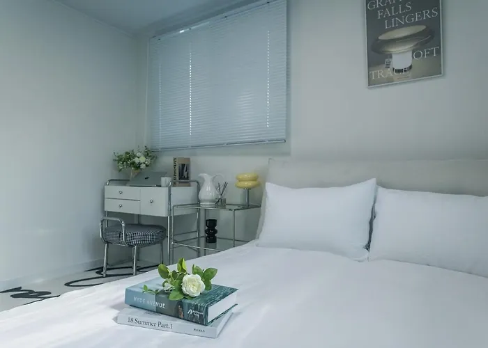 B&B 엘리베이터 무료주차 6,7호선 지하철7분 경춘선숲길 공리단길 성수 강남 명동 종로 서울역 6100번공항버스 *